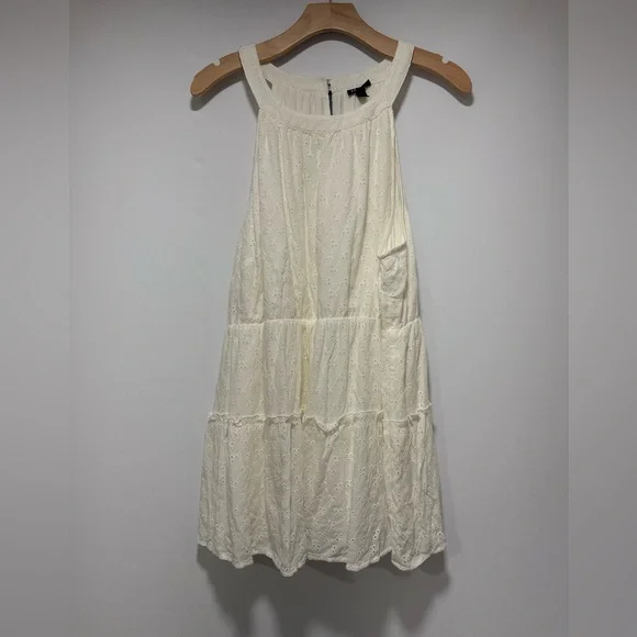 Torrid NWT 1 Sleeveless Blouse White Eyelet Lace Tiered Ruffle Keyhole Back Sz 2 - Picture 2 of 10